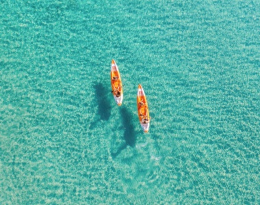 I kajak over krystalklart hav på Sani Club, Halkidiki, Grækenland