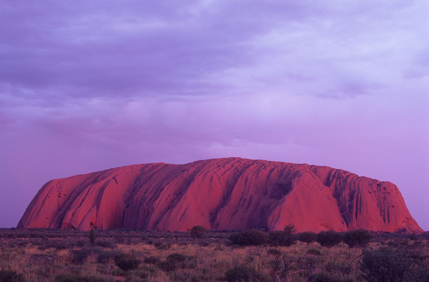 Skæret fra solnedgangen over Uluru, Ayers Rock, Australien