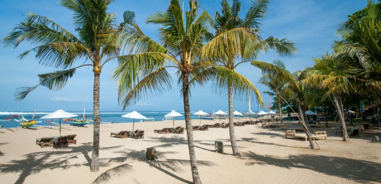 Tandjung Sari på Bali - hotellets private strand med traditionelle javanesiske fiskerbåde i strandkanten