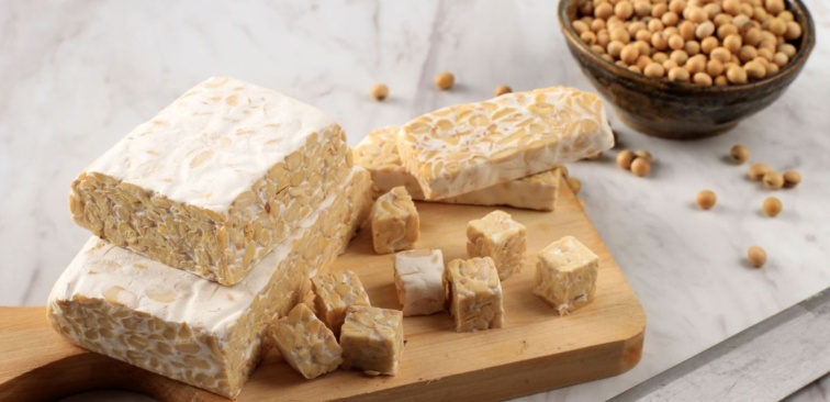 Tempeh er lavet af naturligt gærede sojabønner og minder lidt om tofu. Spises meget i Indonesien.