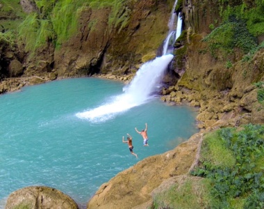 Trekking til og badning i Blue Waterfall, NIHI Sumba i Indonesien