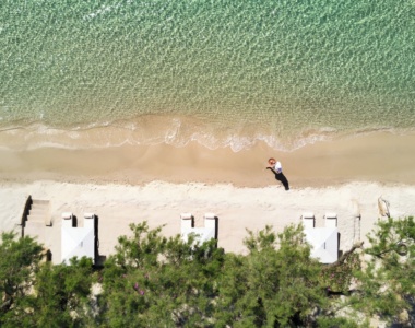 Tjener på stranden ved Sani Club på Halkidiki i Grækenland