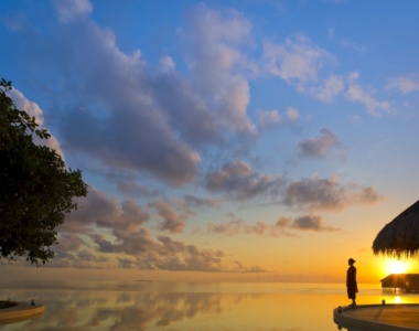 Solnedgang over infinity poolen på Dusit Thani Maldives, Maldiverne